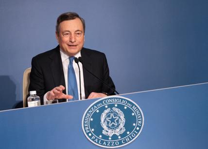 Draghi firma il nuovo Dpcm: senza Green Pass in alimentari, ottici, farmacie