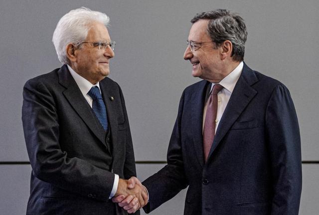 Sergio Mattarella, neo rieletto Presidente della Repubblica e Mario Draghi, che prosegue la sua azione a capo del Governo Sergio Mattarella, neo rieletto Presidente della Repubblica e Mario Draghi, che prosegue la sua azione a capo del Governo
