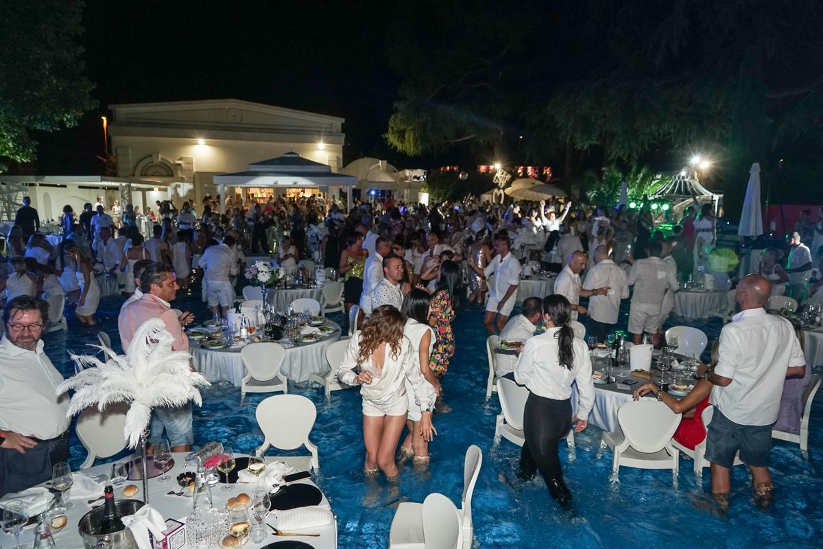 “White Dinner Water Show” alla Villa ReNoir, unico evento al mondo con cena spettacolo, direttamente in piscina. “White Dinner Water Show” alla Villa ReNoir, unico evento al mondo con cena spettacolo, direttamente in piscina.