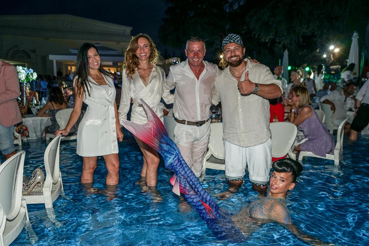 Cena con spettacolo direttamente in piscina Cena con spettacolo direttamente in piscina
