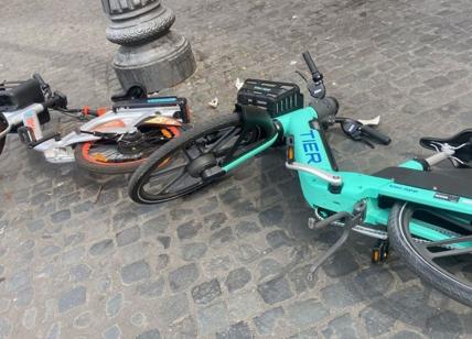 Scempio a Corso Vittorio. Le bici elettriche gettate a terra sui marciapiedi