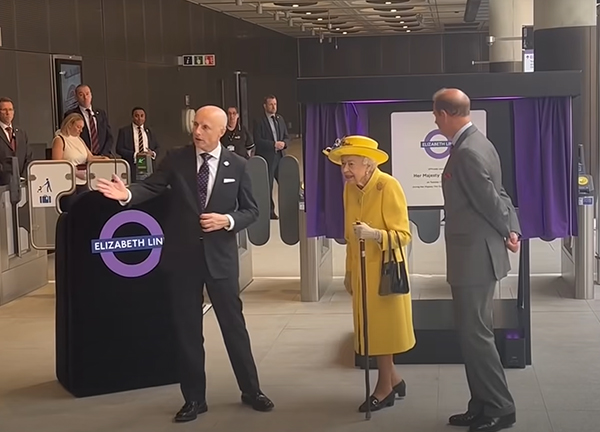 La regina Elisabetta inaugura una linea della metro