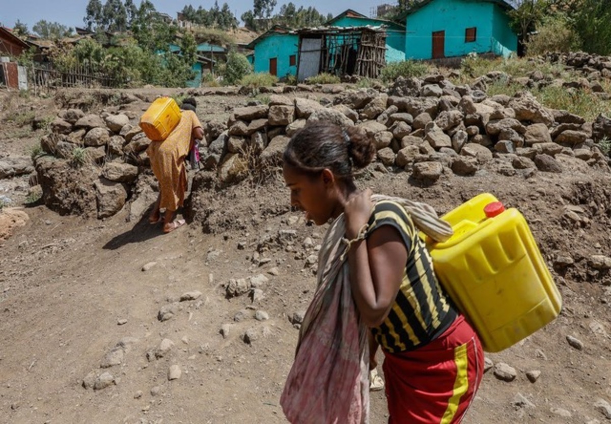Etiopia, Lalibela, donne che trasportano taniche d'acqua perchè le milizie tigrine hanno danneggiato l'infrastruttura elettrica Etiopia, Lalibela, donne che trasportano taniche d'acqua perchè le milizie tigrine hanno danneggiato l'infrastruttura elettrica