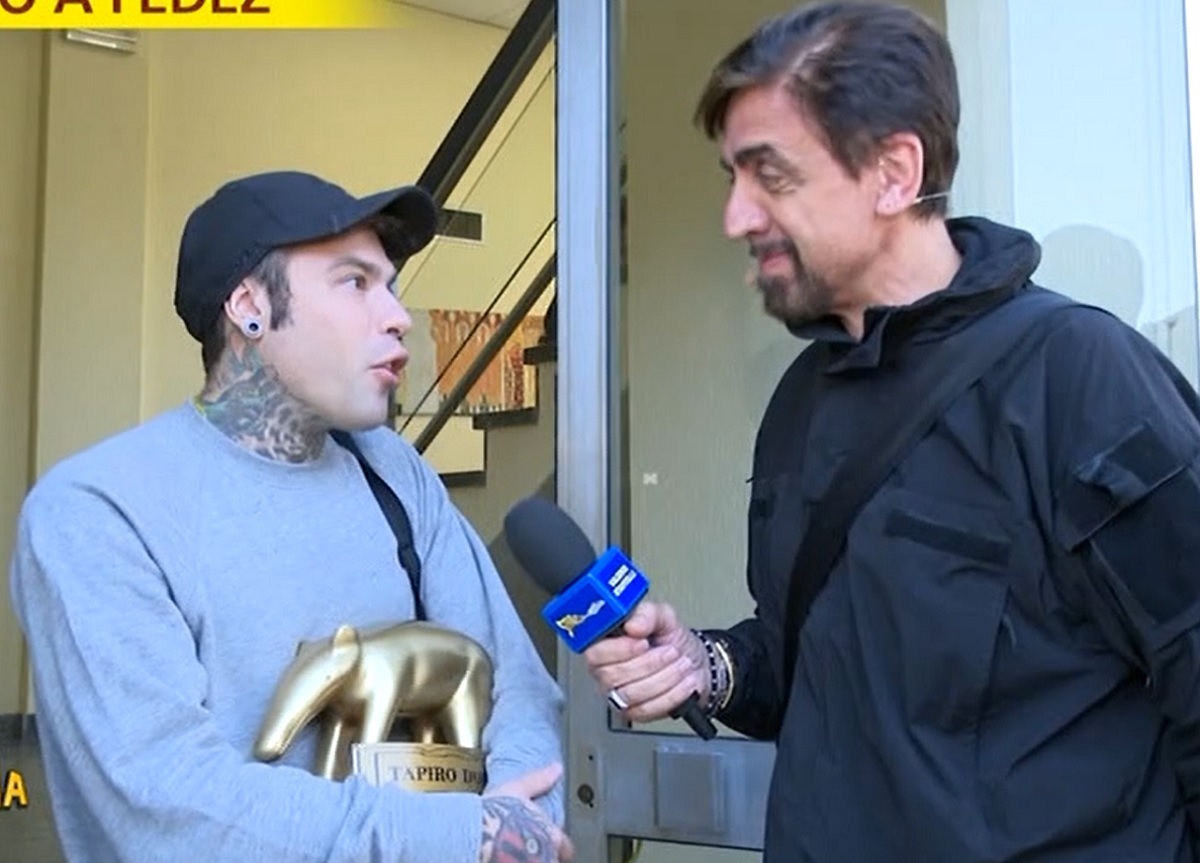 Tapiro d'oro a Fedez (fonte: Striscia la Notizia) Tapiro d'oro a Fedez (fonte: Striscia la Notizia)