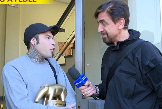 Tapiro d'oro a Fedez (fonte: Striscia la Notizia) Tapiro d'oro a Fedez (fonte: Striscia la Notizia)