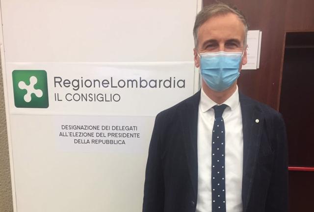 Il presidente del consiglio regionale della Lombardia, Alessandro Fermi, davanti a una delle cabine dove voteranno i consiglieri lombardi (Foto Facebook Consiglio regionale della Lombardia) Il presidente del consiglio regionale della Lombardia, Alessandro Fermi, davanti a una delle cabine dove voteranno i consiglieri lombardi (Foto Facebook Consiglio regionale della Lombardia)