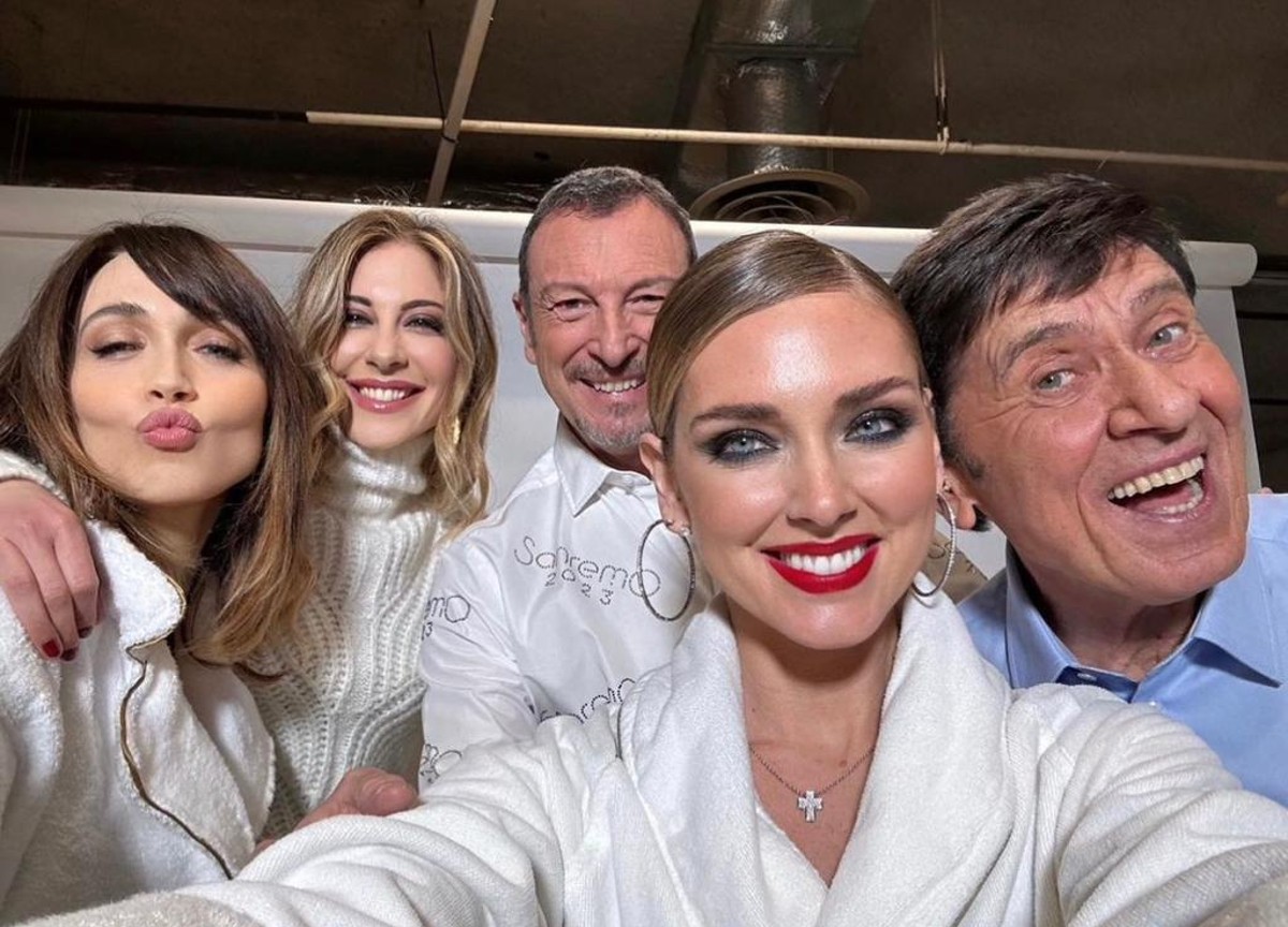 ferragni selfie accappatoio sanremo