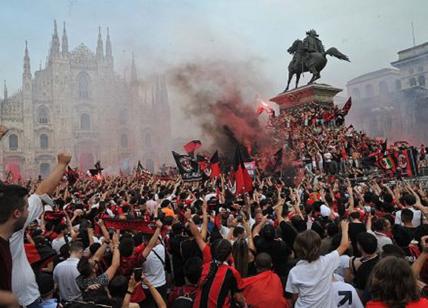 Festa Milan, Pioli ringrazia i tifosi. Striscioni sfottò contro l'Inter