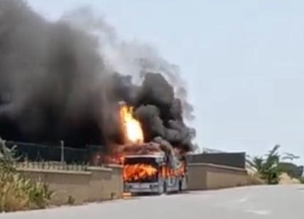 Roma, in fiamme un bus dell'Atac. L'ironia della Meleo: "Colpa del caldo?"