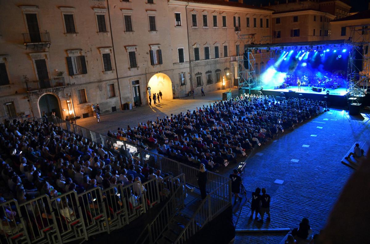 Fiorella Mannoia in concerto a Jesi 2022 - Crediti: Stefano Binci (Fondazione Pergolesi Spontini) Fiorella Mannoia in concerto a Jesi 2022 - Crediti: Stefano Binci (Fondazione Pergolesi Spontini)