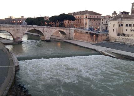 Roma, il Tevere diventa un campo di regata per canoe nel nome dell'ambiente