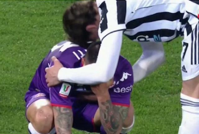 Fiorentina-Juventus, Vlahovic cuore d'oro: nonostante i fischi consola Venuti