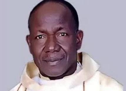Bruciato vivo un prete in Nigeria. Ferito un altro sacerdote in parrocchia
