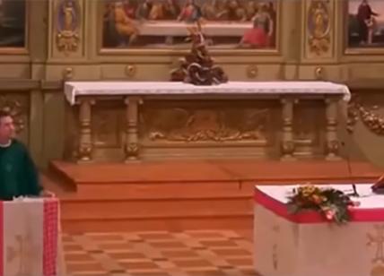 Prete che canta Brividi e Morandi durante la messa: il video virale sui social