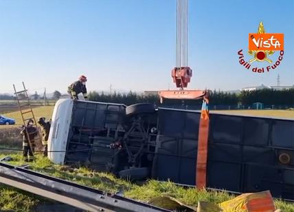 Bus con profughi ucraini si ribalta sulla A14, muore una donna a Cesena. Video