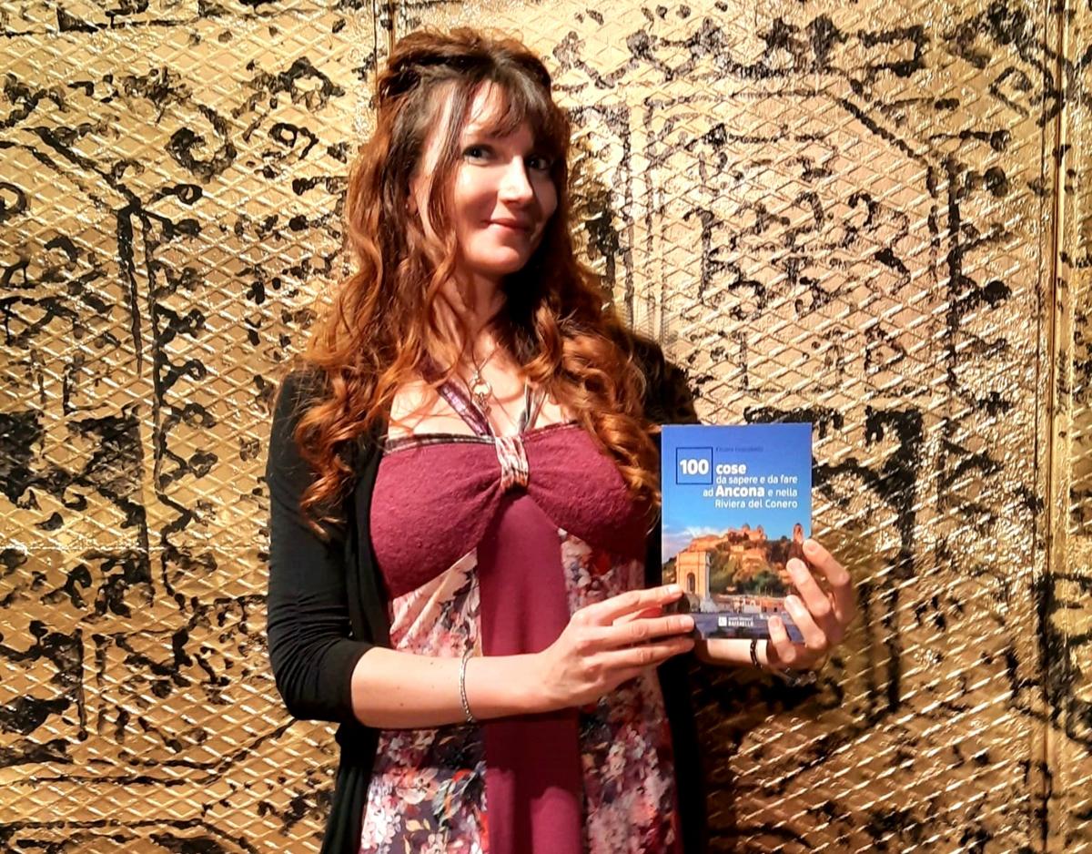 Chiara Giacobelli con il nuovo libro su Ancona e il Conero Chiara Giacobelli con il nuovo libro su Ancona e il Conero