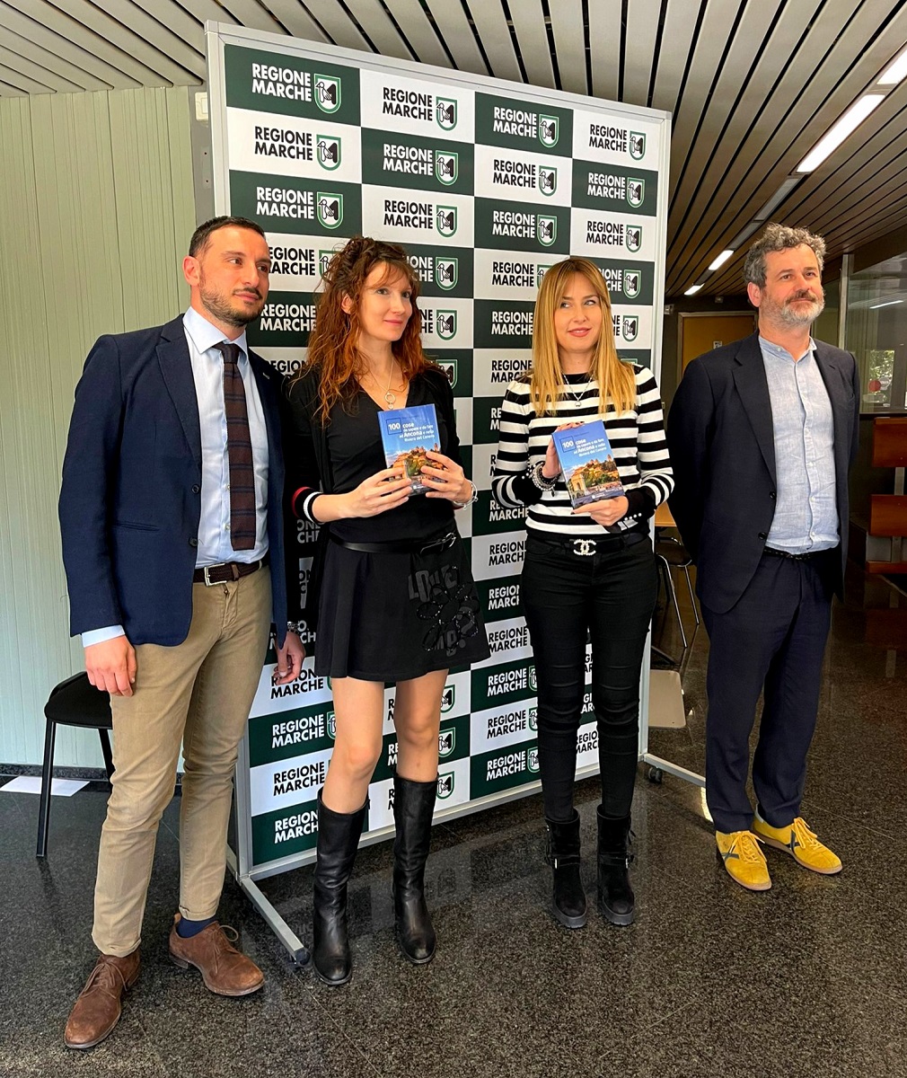 La conferenza stampa di presentazione del libro presso la Regione Marche La conferenza stampa di presentazione del libro presso la Regione Marche