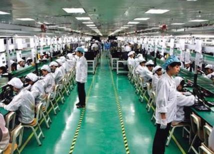 Foxconn, il Covid-zero in Cina taglia produzione del 30%: dipendenti in fuga