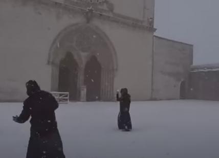 Assisi imbiancata, i frati giocano a palle di neve. VIDEO