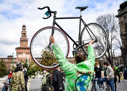 Fridays For Future Milano: "State giocando a risiko con la Terra"