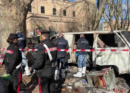 Roma, furgone a fuoco: all'interno il cadavere di un clochard