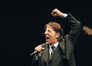 "Cos'è la destra? Cos'è la sinistra?": dalla Milano di Gaber alla Piazza di Ceglie, snodo delle elezioni 2022