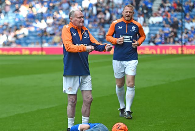 La follia di Paul Gascoigne prima della partita tra vecchie glorie (IPA) La follia di Paul Gascoigne prima della partita tra vecchie glorie (IPA)