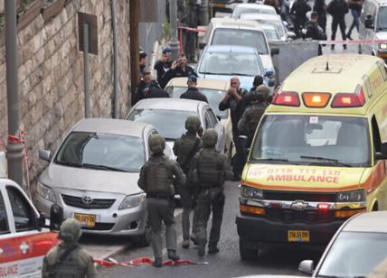 Attentato a Gerusalemme, un'auto si schianta contro la folla: morti e feriti