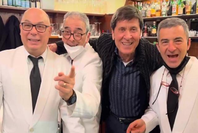 Gianni Morandi con i camerieri del ristorante A Santa Lucia di Milano