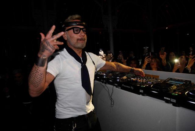 Pochi fan al suo dj set, Gianluca Vacchi se ne va all'improvviso. Pubblico furioso, rimborsati i biglietti