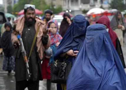 Le giornaliste afghane televisive sfidano i talebani a volto scoperto