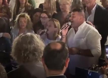 Meloni show, canta 'O sarracino' e non solo in Masseria, dopo La Piazza. Video
