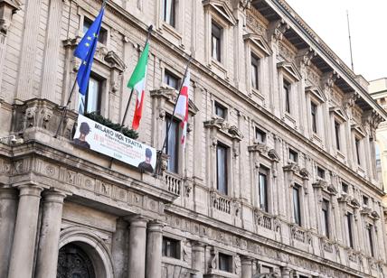 Giornata contro la tratta, striscione a Palazzo Marino