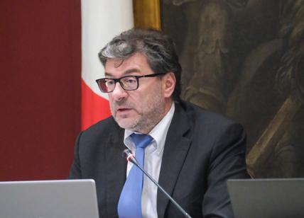 Bollette, sforbiciata sui prezzi. Giorgetti: "Via al primo calo vicino al 40%"