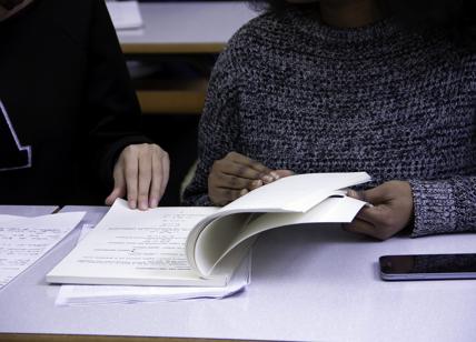 Valditara spegne i cellulari in classe: "Mai durante le lezioni"