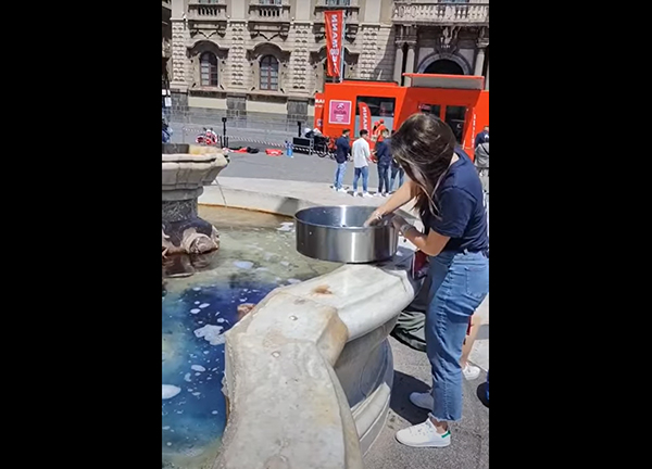 Donna lava pentola nella fontana di piazza Duomo Catania