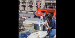 Donna lava pentola nella fontana di piazza Duomo Catania