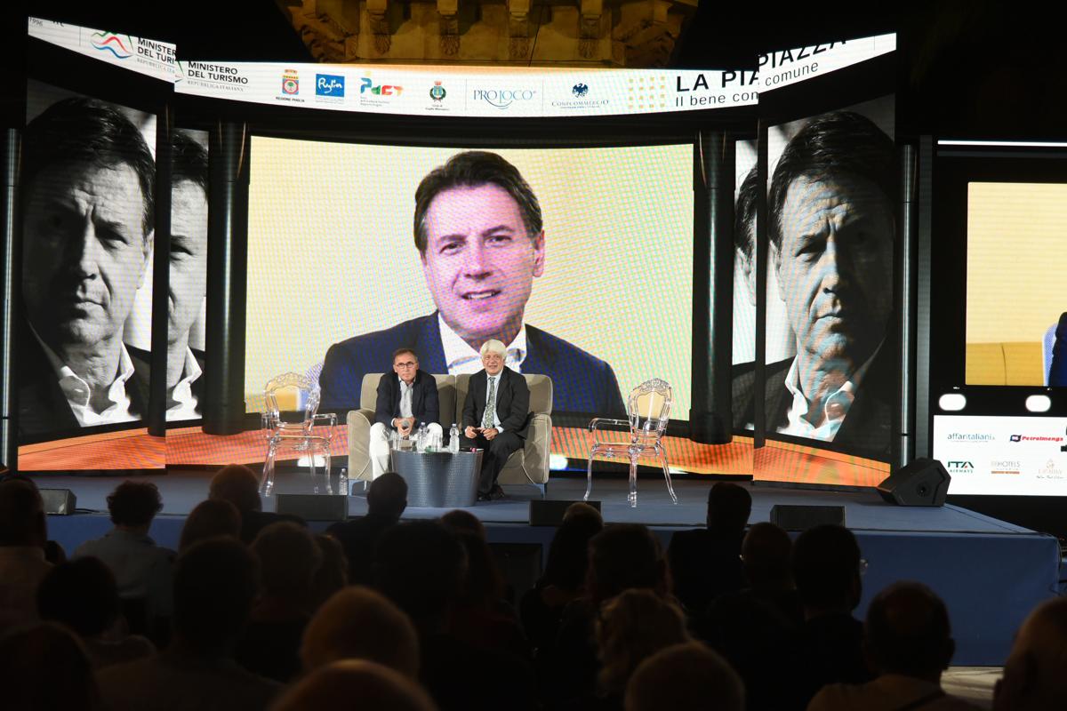 La Piazza intervento di Giuseppe Conte La Piazza intervento di Giuseppe Conte