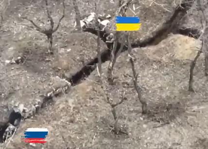 Un soldato ucraino combatte da solo in trincea contro i russi. Video virale