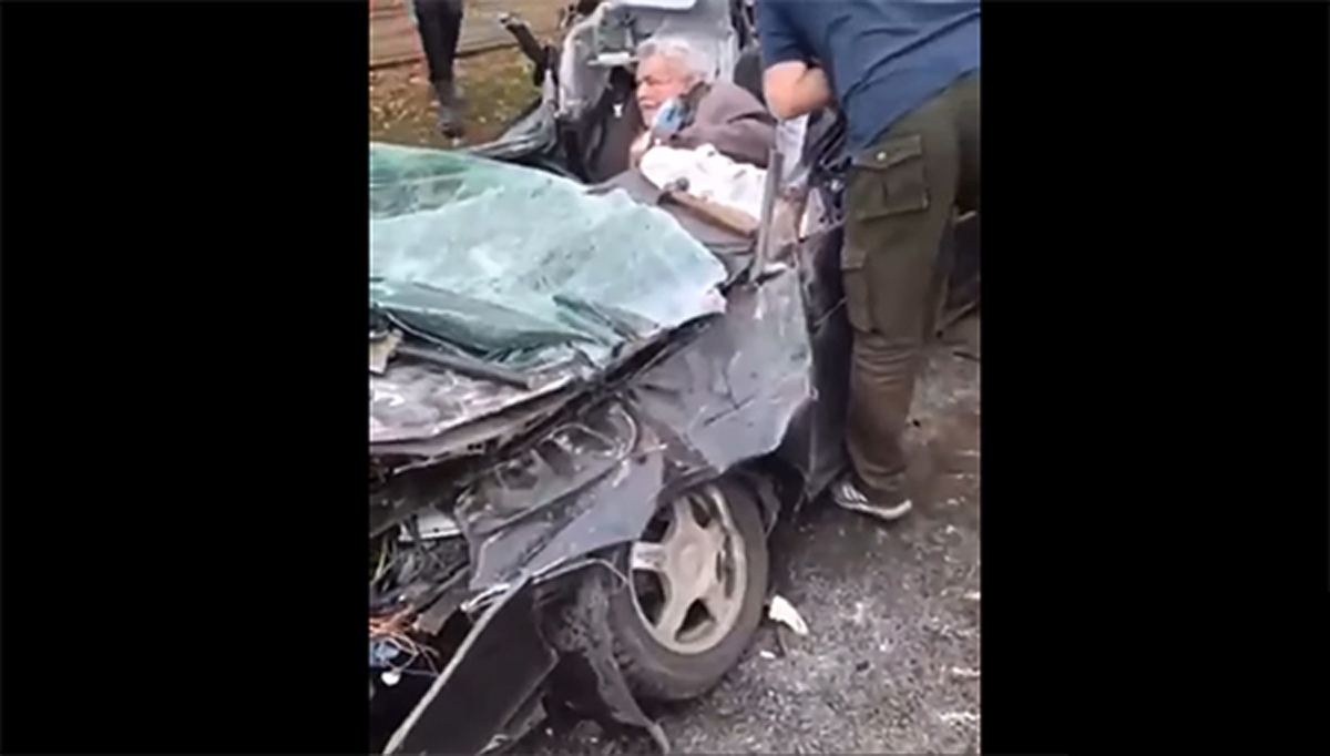 guerra in ucraina  carro armato russo travolge un automobile