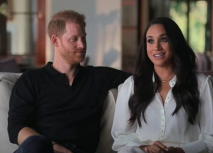 Meghan Markle, l’inchino a Elisabetta II nella docuserie Netflix fa discutere