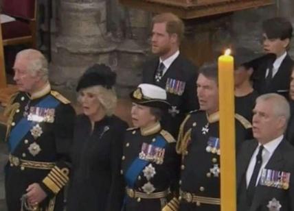 Elisabetta II, Harry durante il funerale non canta l'inno "God Save The King"