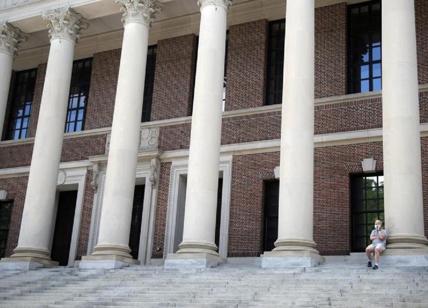 Usa, tre donne fanno causa a Harvard: "Ignorò le molestie di un docente"