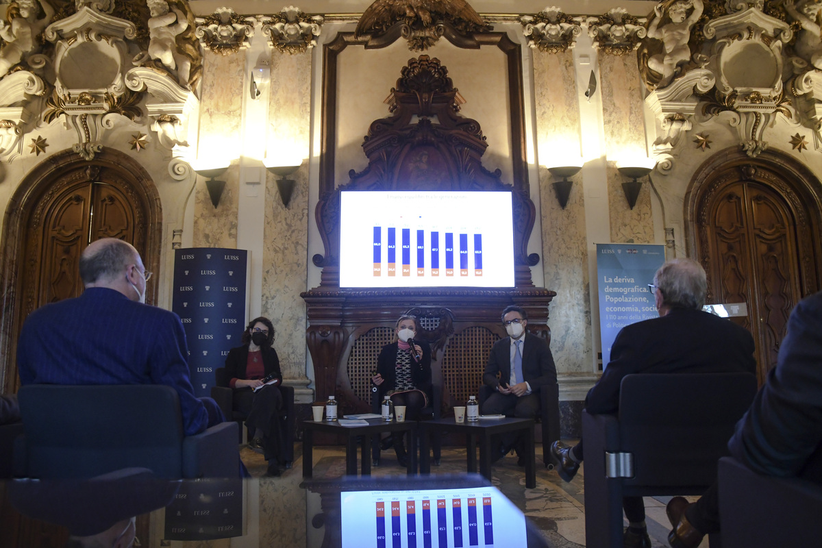 I 110 ANNI DELLA RIVISTA DI POLITICA ECONOMICA PRESENTAZIONE DEL VOLUME LA DERIVA DEMOGRAFICA. POPOLAZIONE,ECONOMIA,SOCIE I 110 ANNI DELLA RIVISTA DI POLITICA ECONOMICA PRESENTAZIONE DEL VOLUME LA DERIVA DEMOGRAFICA. POPOLAZIONE,ECONOMIA,SOCIE