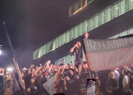 Ibrahimovic show davanti a Casa Milan nella festa scudetto. Video