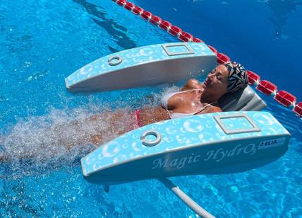 Prova costume superata: il segreto è stare sul lettino galleggiante in piscina