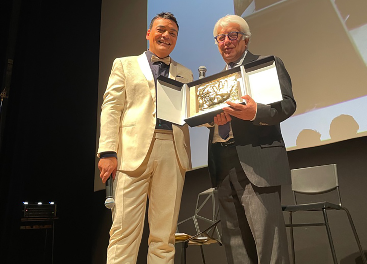 Il direttore di affaritaliani.it Angelo Maria Perrino riceve il premio Alberto Sordi Family Award 2022 da Igor Righetti Il direttore di affaritaliani.it Angelo Maria Perrino riceve il premio Alberto Sordi Family Award 2022 da Igor Righetti