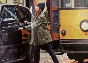 Belen parcheggia sui binari del tram a Milano (foto di "Nuovo")