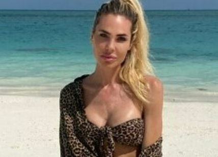 Ilary Blasi sensuale a Sabaudia, in compagnia delle sue amiche - FOTO