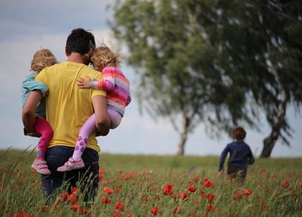 Assegno unico, 360 euro negati a papà o mamme vedovi con tre figli. E' giusto?